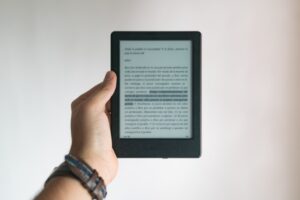 Ensino de inglês para alunos surdos e o sistema Braille são tema de dois novos e-books