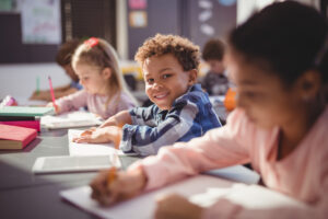 Indicadores da educação brasileira registram melhora, mas avanço ainda é lento
