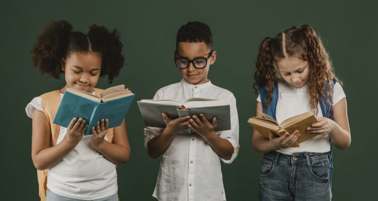 Pesquisadores da Rede CpE contribuem em capítulos de guia do Instituto IDados sobre alfabetização na idade certa